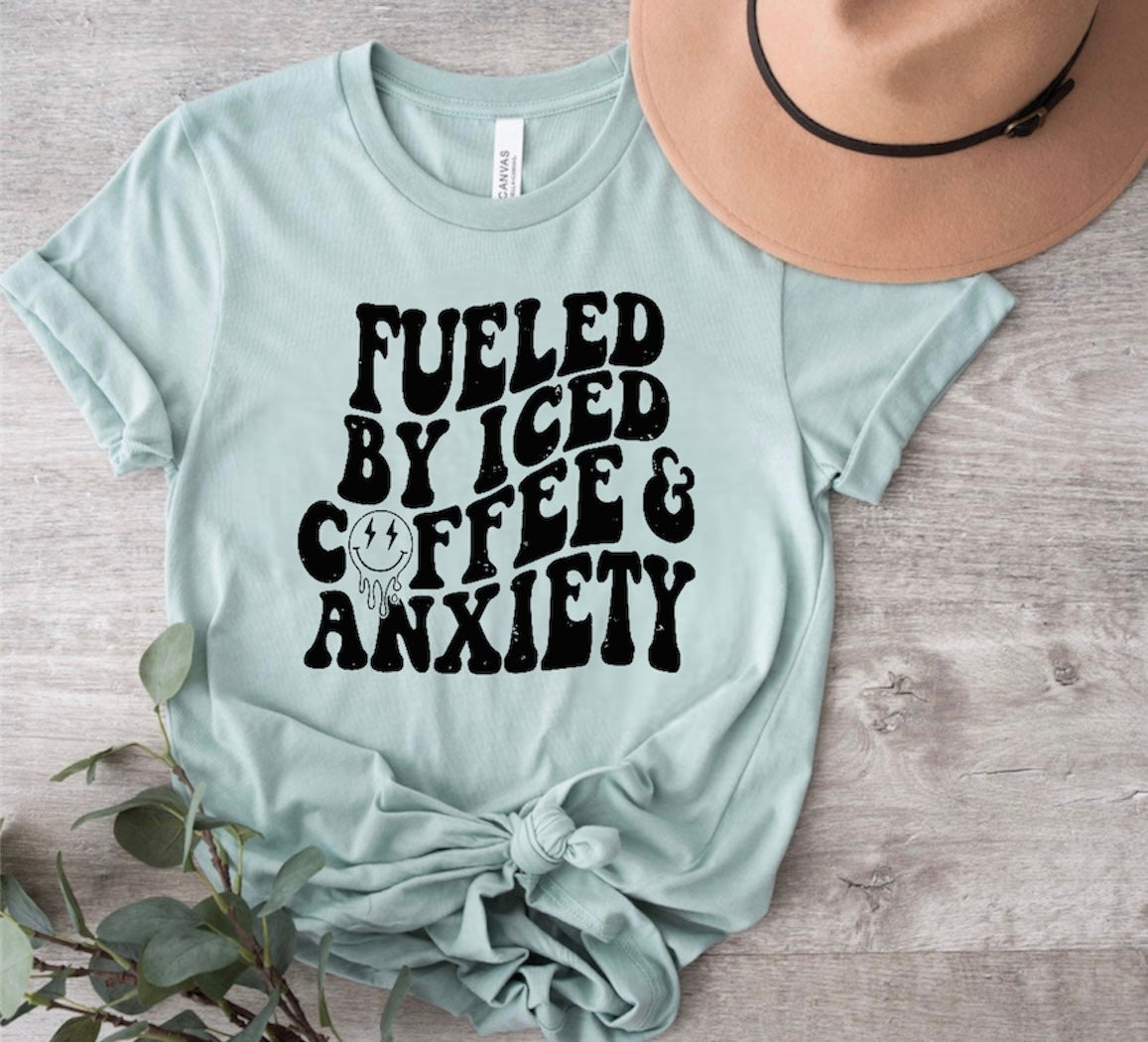 Alimenté par le café glacé et l'anxiété - T-shirt