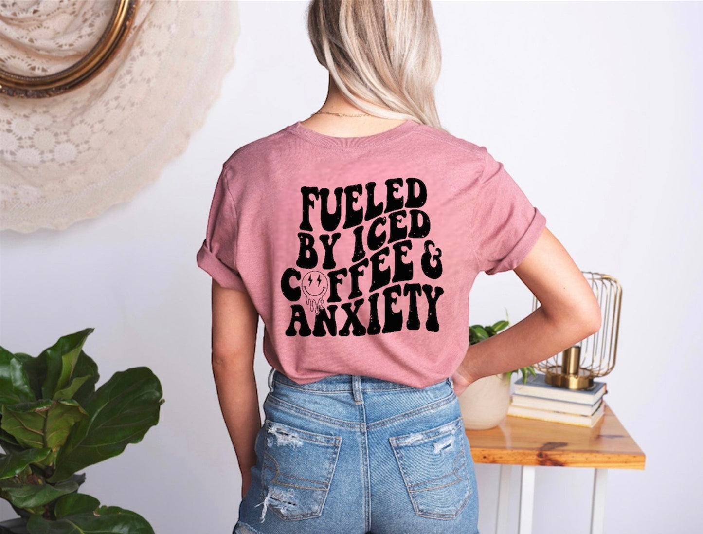 Alimenté par le café glacé et l'anxiété - T-shirt