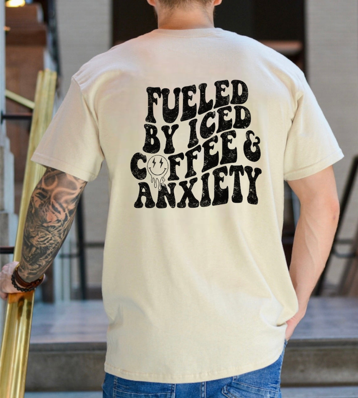 Alimenté par le café glacé et l'anxiété - T-shirt